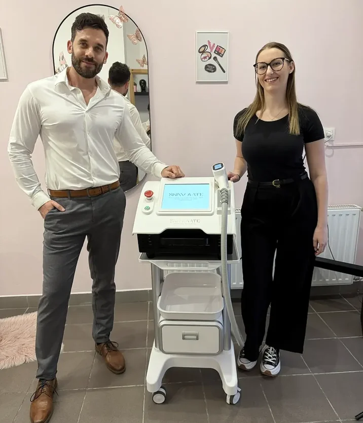 Gépátadás a szalonban: a SkinoWave 4X és a betanított csapat