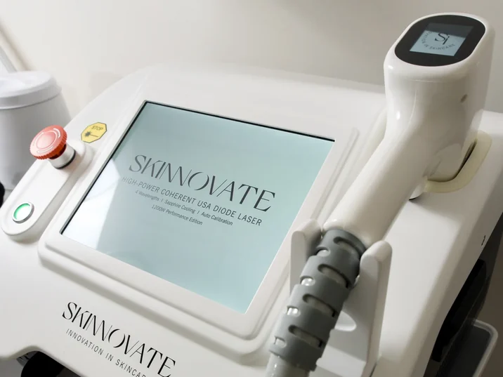 A SkinoWave 4X kijelzője és kezelőfeje közelről